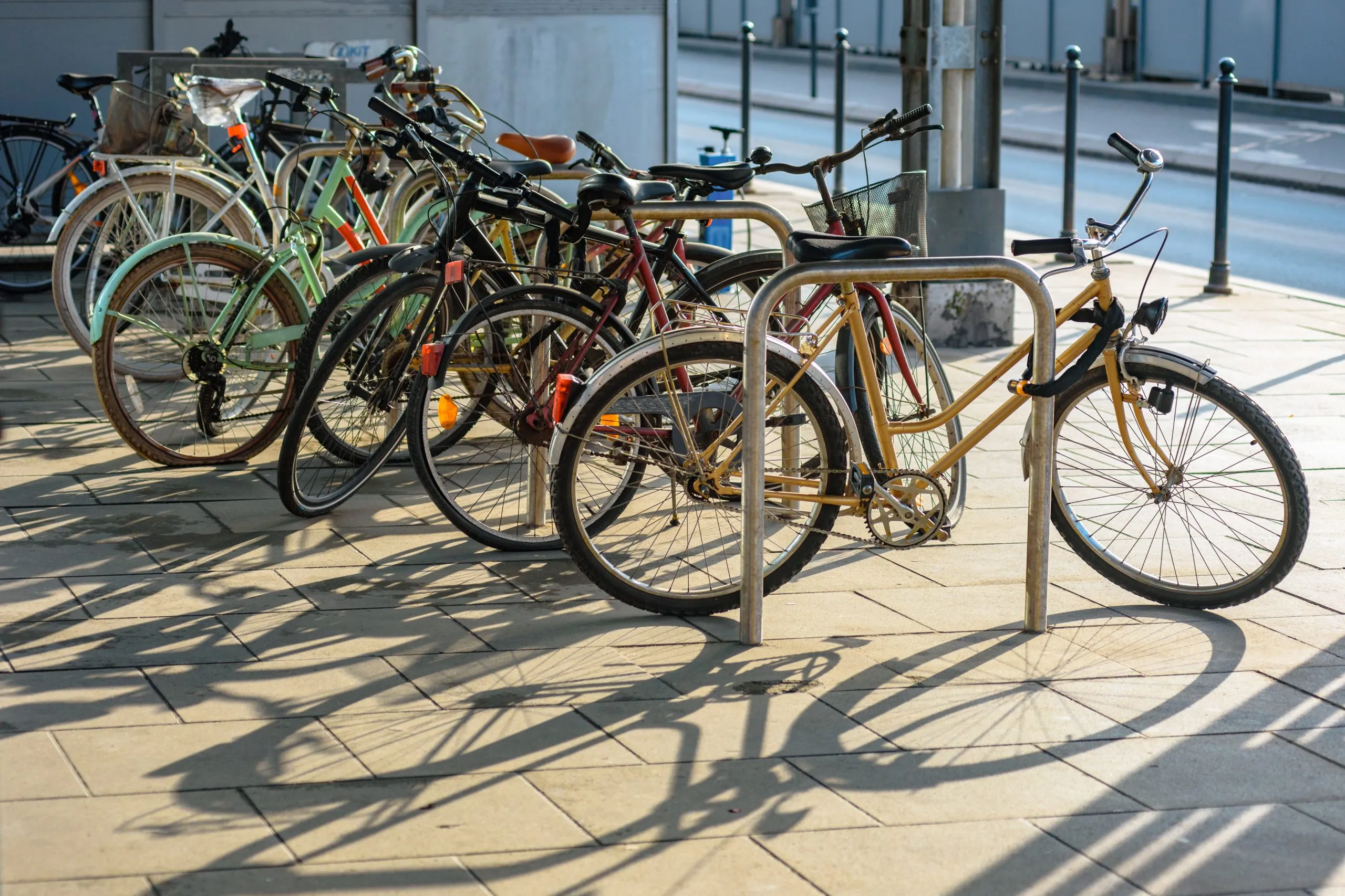 Estación de recogida de bicicletas de alquiler en una calle de Cracovia, Polonia