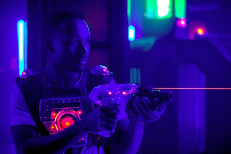 Laser-Tag-Spiel Spieler schießen Lichtpistole Science-Fiction-Weste in schwarzem Licht