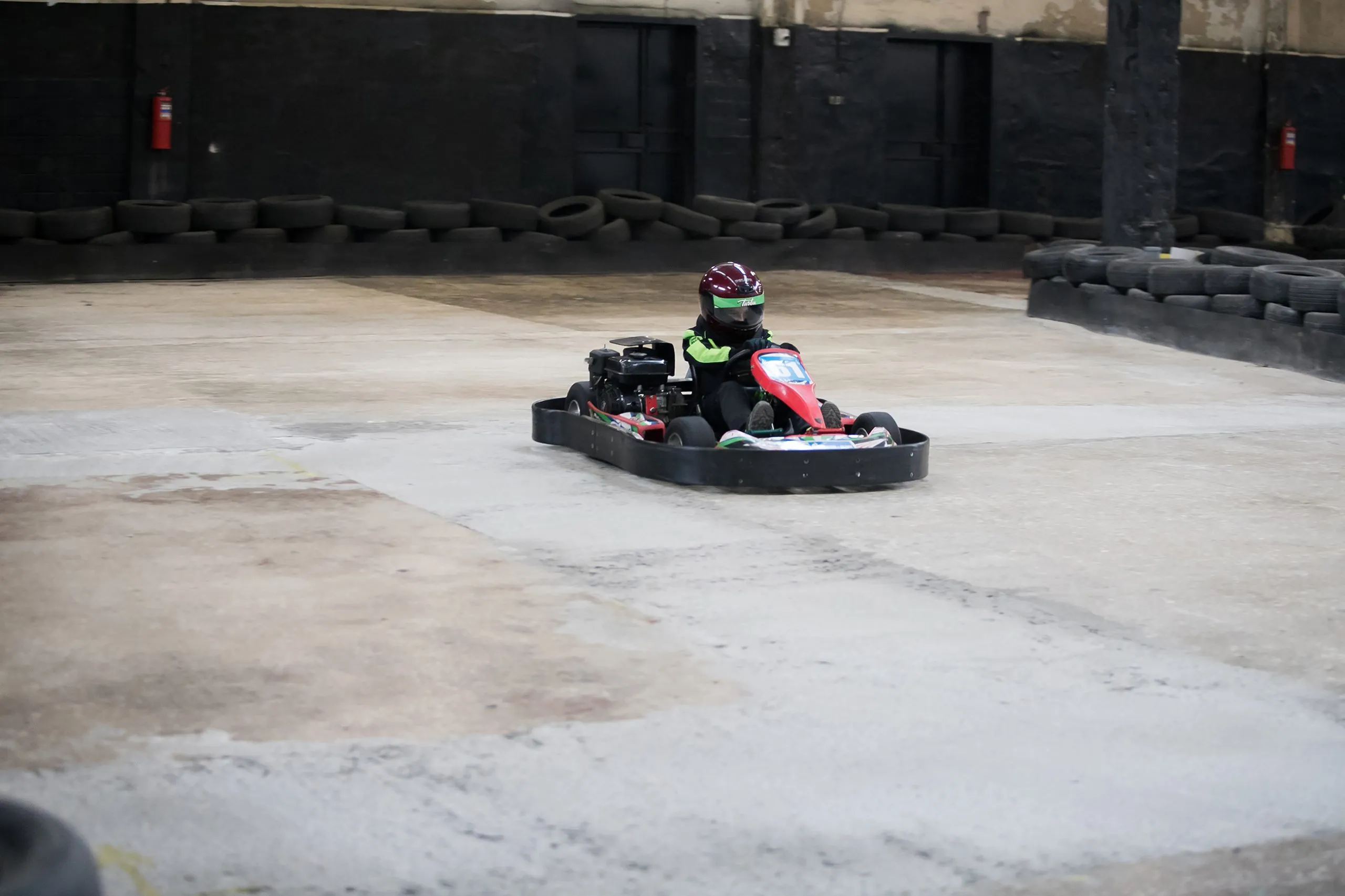 Campionato di karting. Piloti in kart con casco e tuta da corsa partecipano alla gara di kart. Spettacolo di karting. Bambini e adulti che gareggiano in kart.